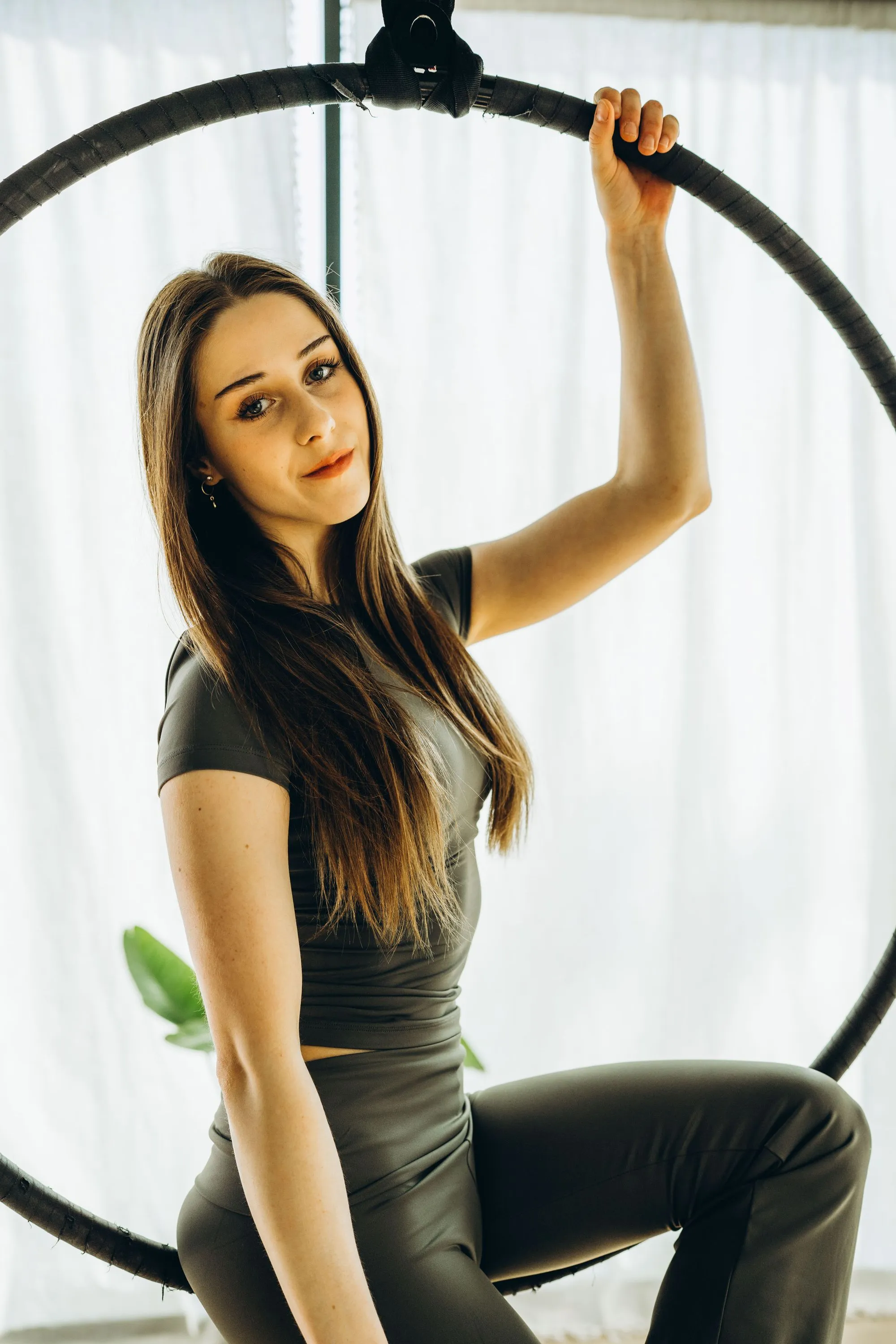 Karolina - instruktorka Balance Studio, aerial: koło, szarfy